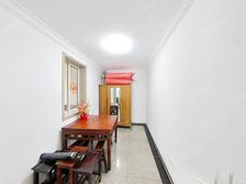 新上好房 精装修 近三轨 非顶楼 诚心出售,小区中间位置