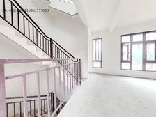 此房为联排西边户,院子大,格局方正。