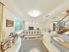 小区中间位置,带花园别墅,双车位,看房随时