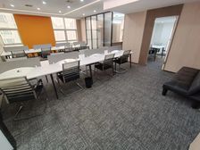 地铁口租29每平 亚美伟博广场143平2办16工位 双面采光