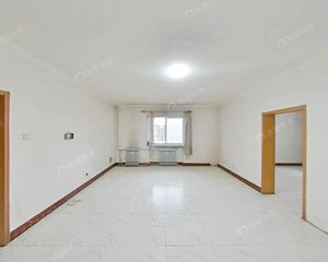 近地铁,正规三居126万,有钥匙看房,只有契税