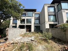 绿地临湖最前排别墅,已改造,装修 一半,院子大位子佳,急售