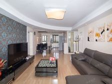 南北通三房,中区,满五年,带固定车位,性价比高,紧邻地铁口。