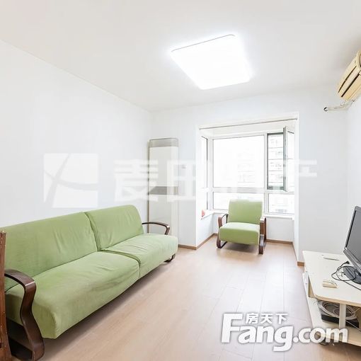 庄胜二期1室1厅精装修