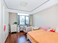 此房是一期顶楼复式,三房。前后无遮挡位置好 视野好