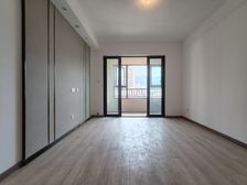 南岸区隔壁,精装三房没住过人,隔壁小区旁就是轻轨站