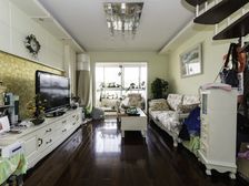 顶复带露台 原始三房两厅两卫 阁楼设有房间和露台