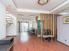 复试户型带两个大露台,实用有特色,位置安静,诚售,欢迎品鉴。