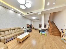 联排别墅,新装修带花园,带空调地暖,位置佳,格局好,欢迎品鉴