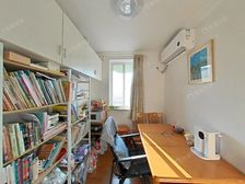 新出中间楼层边套一房一厅 厅有窗户 诚心卖 刚挂牌新鲜的