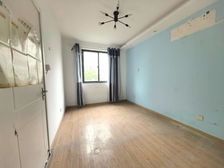 小区中心位置,飞机户型三房,低楼层,采光不错