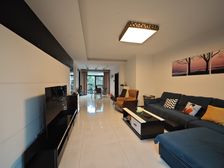 业主自住,保持非常新,双轻轨旁边急售