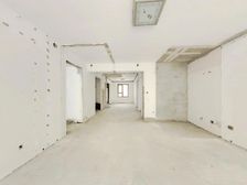 国宾洋房二楼带小院,含车位、,看房方便