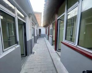 北新桥 簋街 东直门独门独院 诚心出售 两证齐全 看房有钥匙