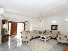 卡德里耶高尔夫球场附近带泳池和附属建筑的别墅