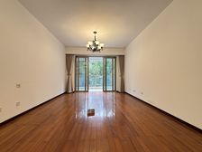 近小区大门口。出行方便,130平3 房1260万带产权车位