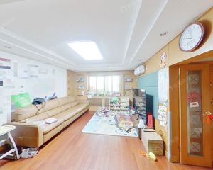 双卫三居、小区中心位置、满五税费低,有固定车位