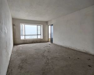 渔人码头商圈电梯大3房 毛坯单价6千多点 不要错过
