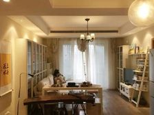 龙湖物业 轻轨玲距离 精装两房 中央空调 实木地板