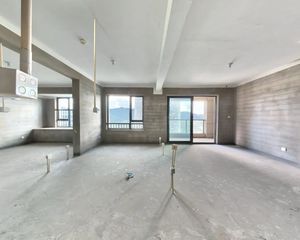 近高速路口 业主诚心卖 次新小区