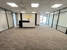 清明桥地铁口 恒威大厦 电梯口房源 户型方正 双面采光 急租