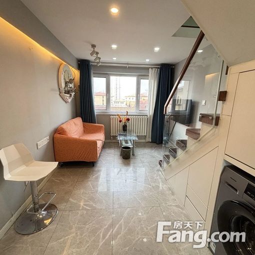 中南世纪城四期复式公寓,精装修,次出租,家具家电齐全。