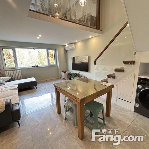 中南世纪城,复式公寓地铁口,精装修,家具家电齐全 随时入住。