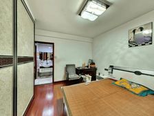 中间楼层 户型方正 精装修 保养得很好 可以拎包入住 临轻轨