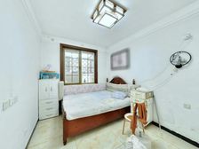 洋房社区,一楼带院,小区中间位置。