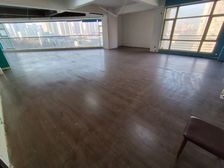 租五千 通达大厦203平 路口大斜面落地窗 可做培训班舞蹈室