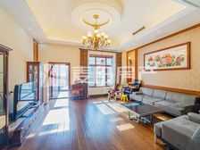 慧谷根园160平边户大花园装修保持很好