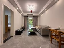 天街和地铁旁,精装修两房带露台和书包