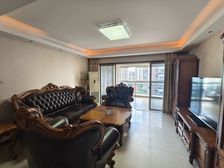 小区中心位置,低总价4房,房东诚意卖,空间非常大