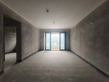 3梯6户,大平层,小区自带游泳池,出门就是轻轨站.