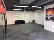 万科中心 南向 带两个隔断 低价出租