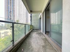 礼嘉金山寺轻轨站。 龙湖(洋房)朝南四房220万 房源保真。