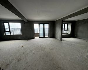 绿地东方公馆3室2厅2卫南朝向330.0万元/套出售