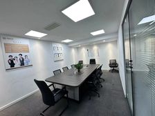 西王大厦 302平 西向 对电梯口 带办公家具 定制装修