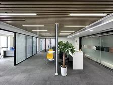 西王大厦 302平 西向 对电梯口 带办公家具 定制装修