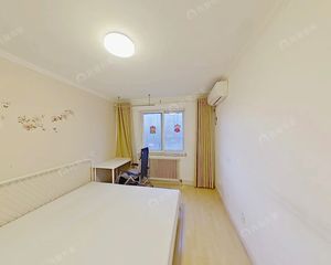 国际港 温馨两居室 诚心出售