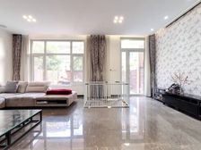 位于小区中间位置,装修400万,保养新,拎包入住