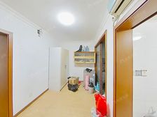 房子中间楼层一梯两户诚意出售!