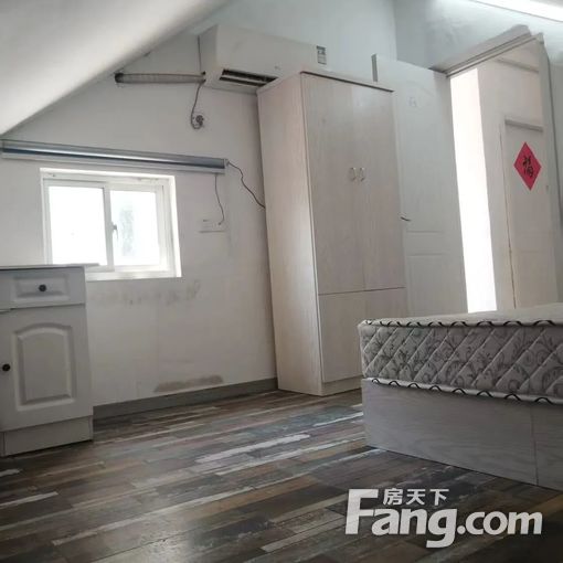 实拍,经济实惠,阁楼朝南大单间,带有大露台