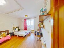 门口就是地铁。北社区电梯房一室一厅、中高层、视野好、诚意出售