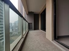 礼嘉龙湖天街旁。昱湖壹号 中间楼层 三房双卫 欢迎咨询!