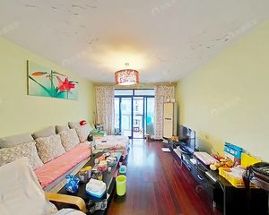 位置安静,电梯高区,采光超好,飞机户型三房,满五年,诚售