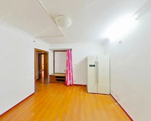电梯2房,周边生活设施完善,南北通东边套,全明户型