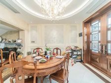 世茂香槟湖联排别墅232平700万地上三层地下一层可停3辆车