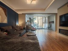 金海湾公园 精装上叠 横厅全套房带露台 房子维护得很好!!