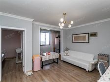 精装修,二梯四户,主卧朝南,一门关,小区中心位置,采光充足